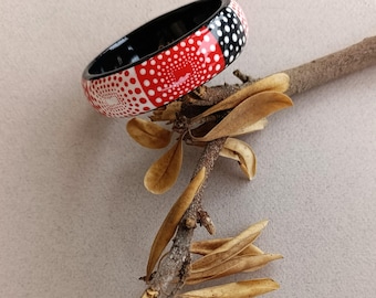 Pulsera rígida de madera pintada y recubierta de resina. Inspirada en el arte de Kusama: Calabaza blanca y roja con lunares. Pulsera rígida de arte famoso. Regalo único.