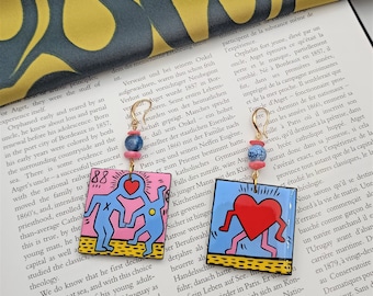 Orecchini in legno dipinto ispirati alla pop art di Keith Haring. Orecchini pendenti quadrati in legno colorato con pietra d'agata. Regalo artistico per lei.