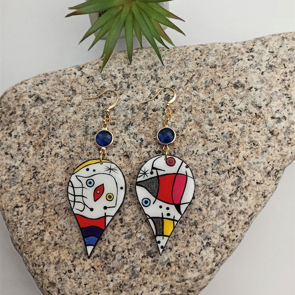 Hölzerne bemalte Tropfenohrringe, inspiriert von der Kunst von Joan Miró. Handgemachte Statement Ohrringe. Bunte Kunst Ohrring. 24k Vergoldete Haken