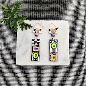 Orecchini in legno dipinto ispirati a Hundertwasser. Orecchini rettangolari di grande impatto. Orecchini in legno fatti a mano. Pittura acrilica colorata. Regalo da donna.