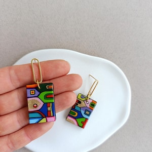 Drewniane malowane kolczyki inspirowane Hundertwasserem. Drewniane wiszące kolczyki w kształcie prostokąta. Kolorowy, inspirujący wzór. Specjalny prezent dla kobiety.