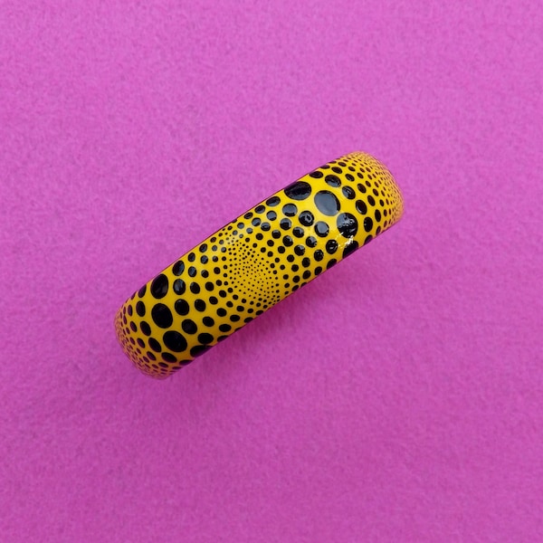 Bracelet jonc Art Painted Wood recouvert de résine. Peinture acrylique faite à la main Yellow Black inspirée par Kusama Polka Dots Jewelry Gift.