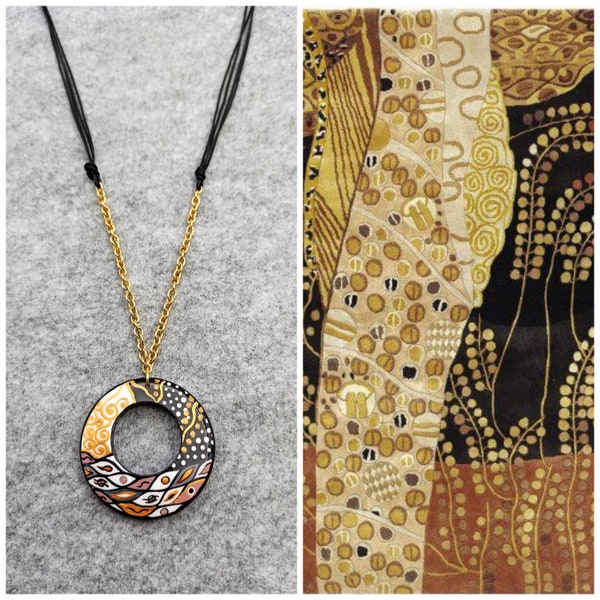 Suspension peinte en bois inspirée de l'art Gustav Klimt. Pendentif rond doré noir avec chaîne en acier inoxydable. Cadeau de bijoux d'art célèbres