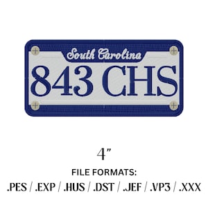 Puede incluir: Un parche rectangular bordado con un diseño de matrícula blanca y borde azul. El texto dice South Carolina y 843 CHS en azul. Cuatro pequeños círculos representan orificios para tornillos. El diseño mide 10,16 cm de ancho.