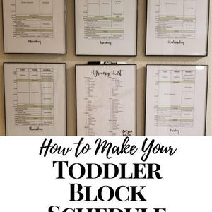 Peut inclure: Présentation murale de six impressions encadrées. Le texte supérieur indique "MOM SCHOOL". Les impressions comprennent des horaires quotidiens du lundi au vendredi et une liste de courses. Le texte inférieur indique "How to Make Your Toddler Block Schedule Excel Spreadsheet."