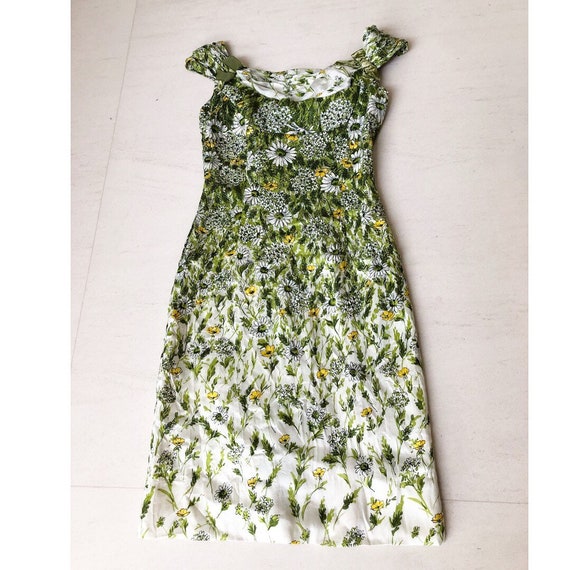 Stunning 1950s Daisy Print Wiggle Dress - image 3