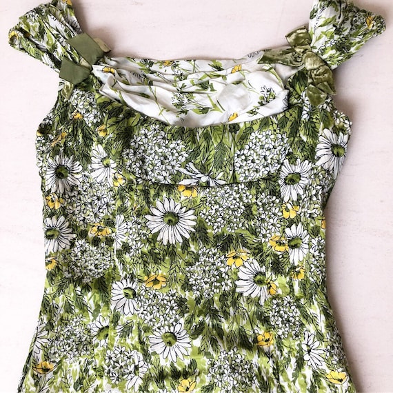 Stunning 1950s Daisy Print Wiggle Dress