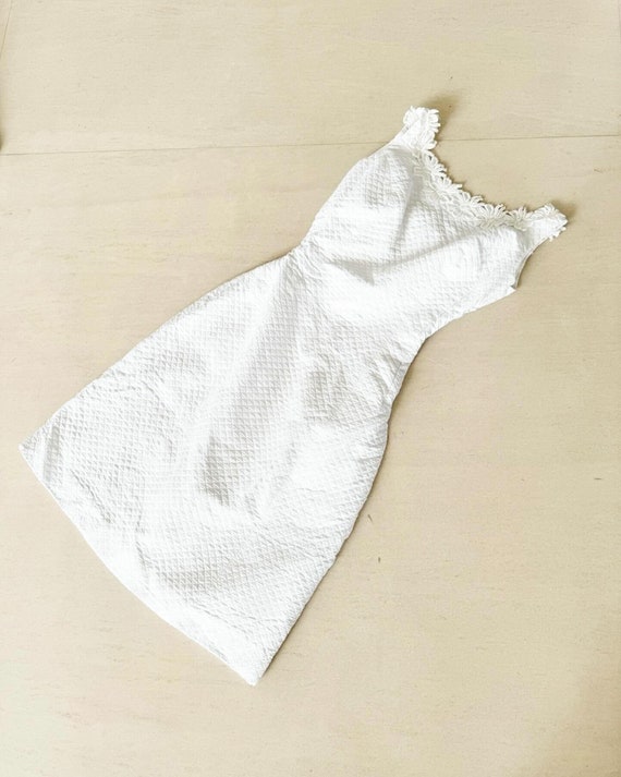 Gorgeous White Wiggle Dress With Floral Lace Neckline