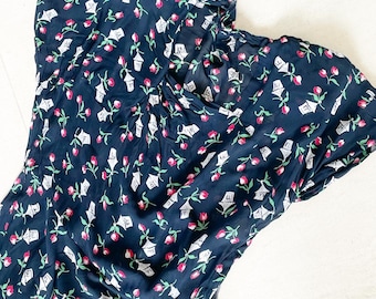 Hübsches 40er Jahre Häuser und Tulpen Neuheit Print Kleid