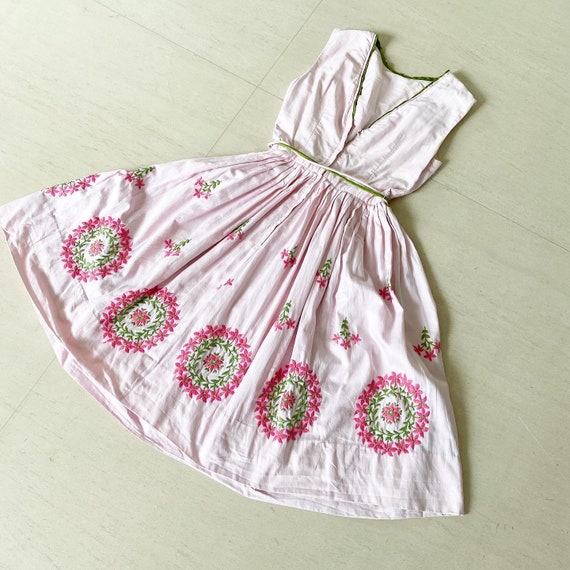 Pretty in Pink Embroidered 50s Dress - image 7