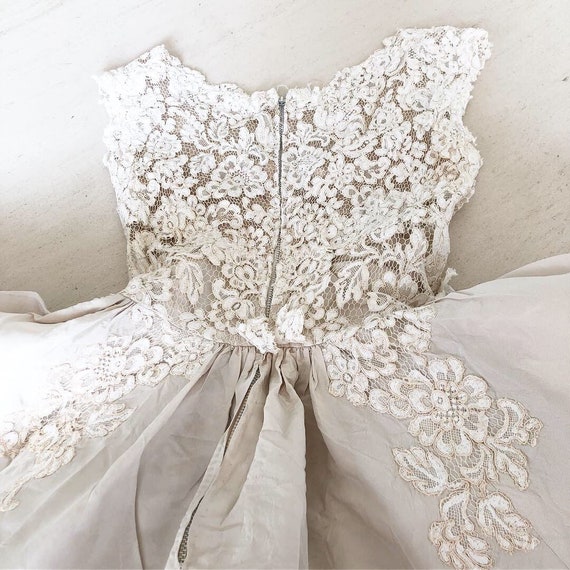Beautiful 1950s Alencon Lace Wedding Dress - image 7