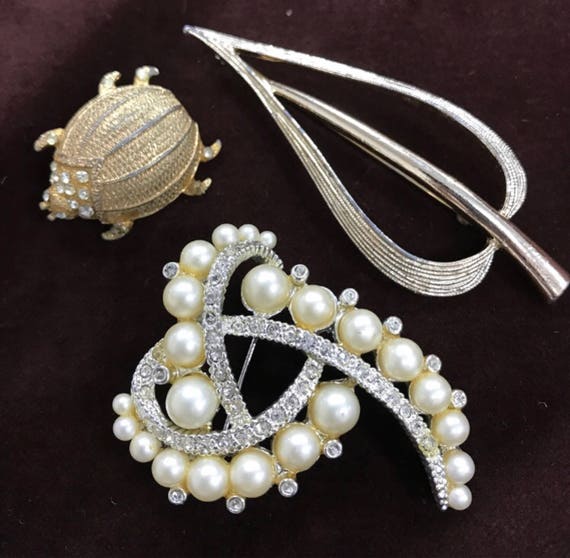 Lot of three Gorgeous Vintage Brooches - image 1