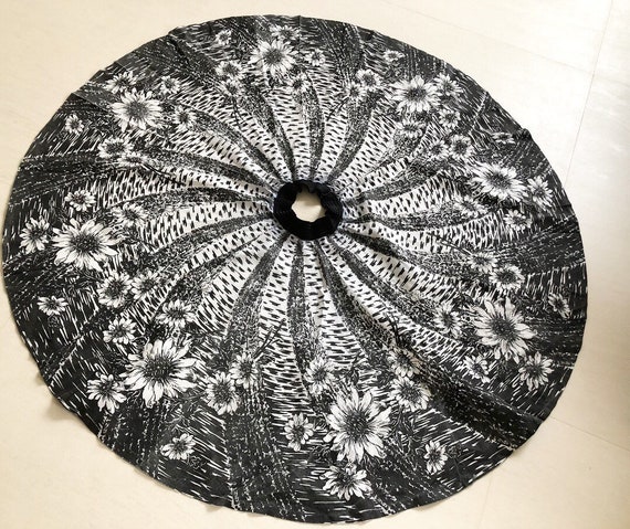 Stunning 50s Black and White Sunflower Full Circle