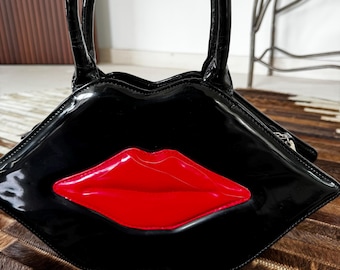 Auffällige Lippenhandtasche aus Lackleder
