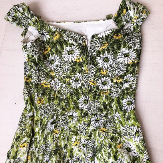 Stunning 1950s Daisy Print Wiggle Dress - image 6