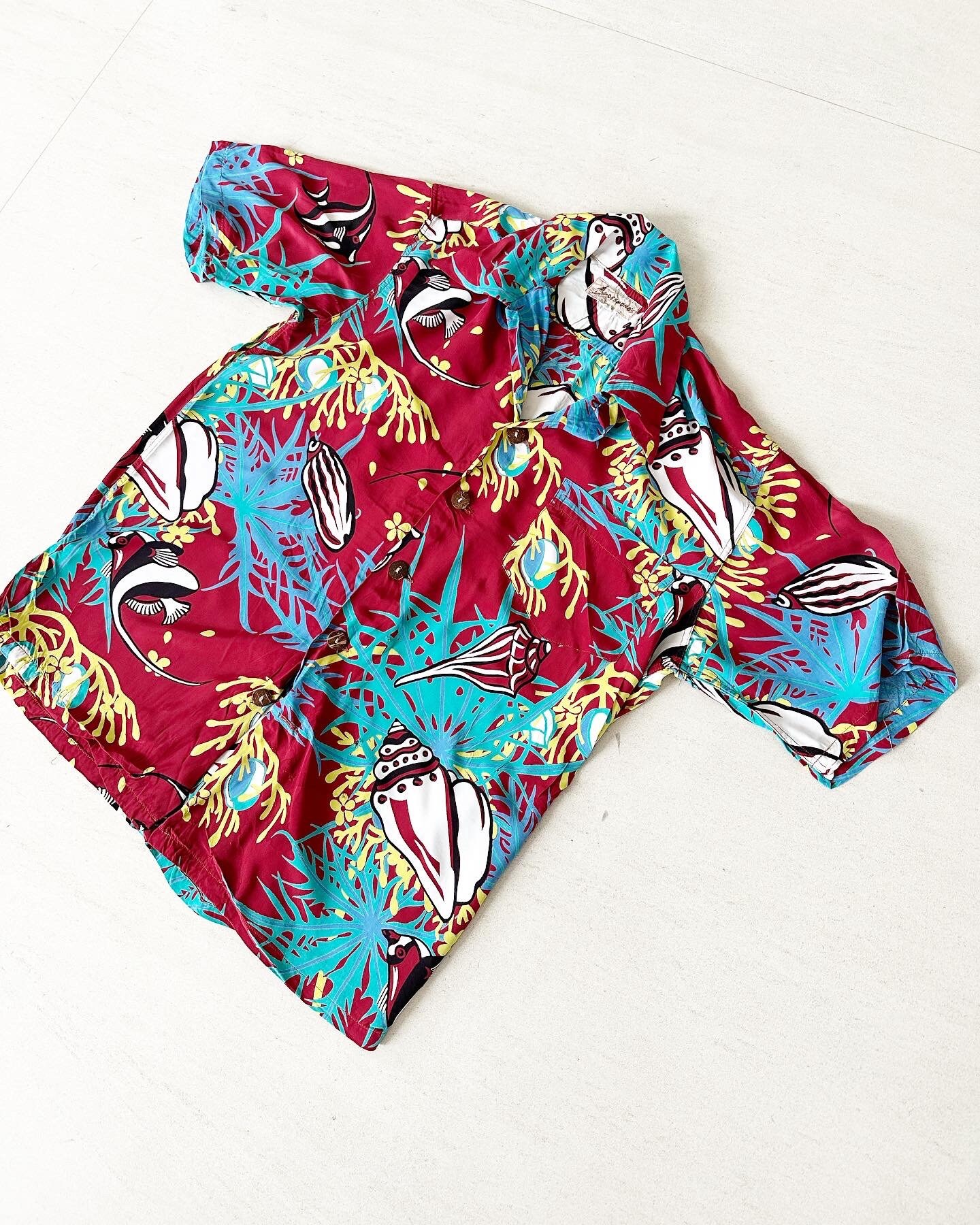 Gorgeous and Rare Angelfish and Seashell Hawaiian 40s Shirt