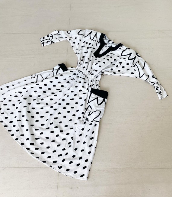 Sassy 80s Black and White Dress with Dolman Slevee