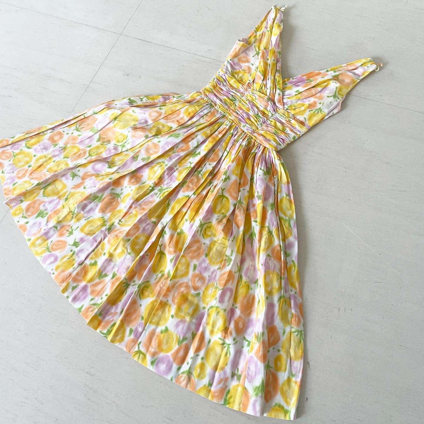 Bonito vestido veraniego con estampado de frutas