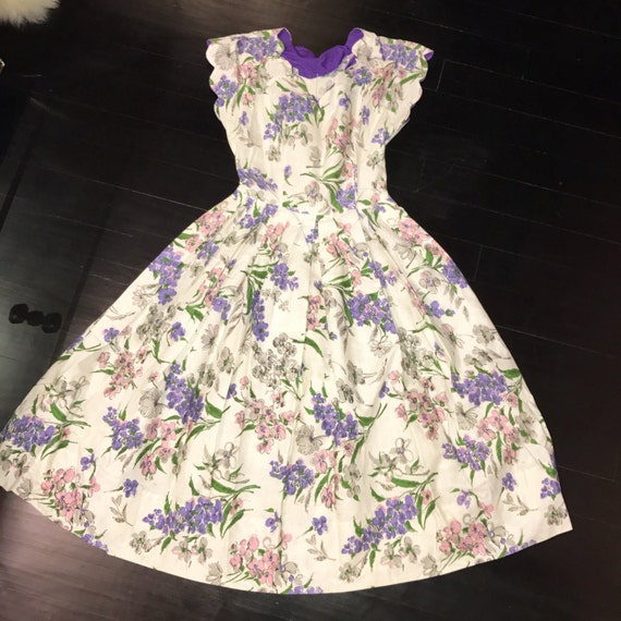 Stunning 1950s Scallop Neckline Floral Dress