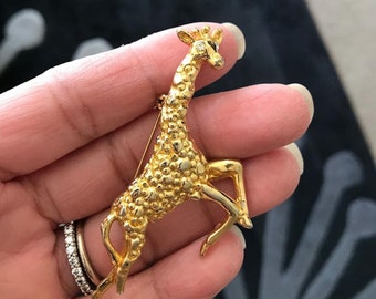 Adorable Gold Tone Giraffe Brooch