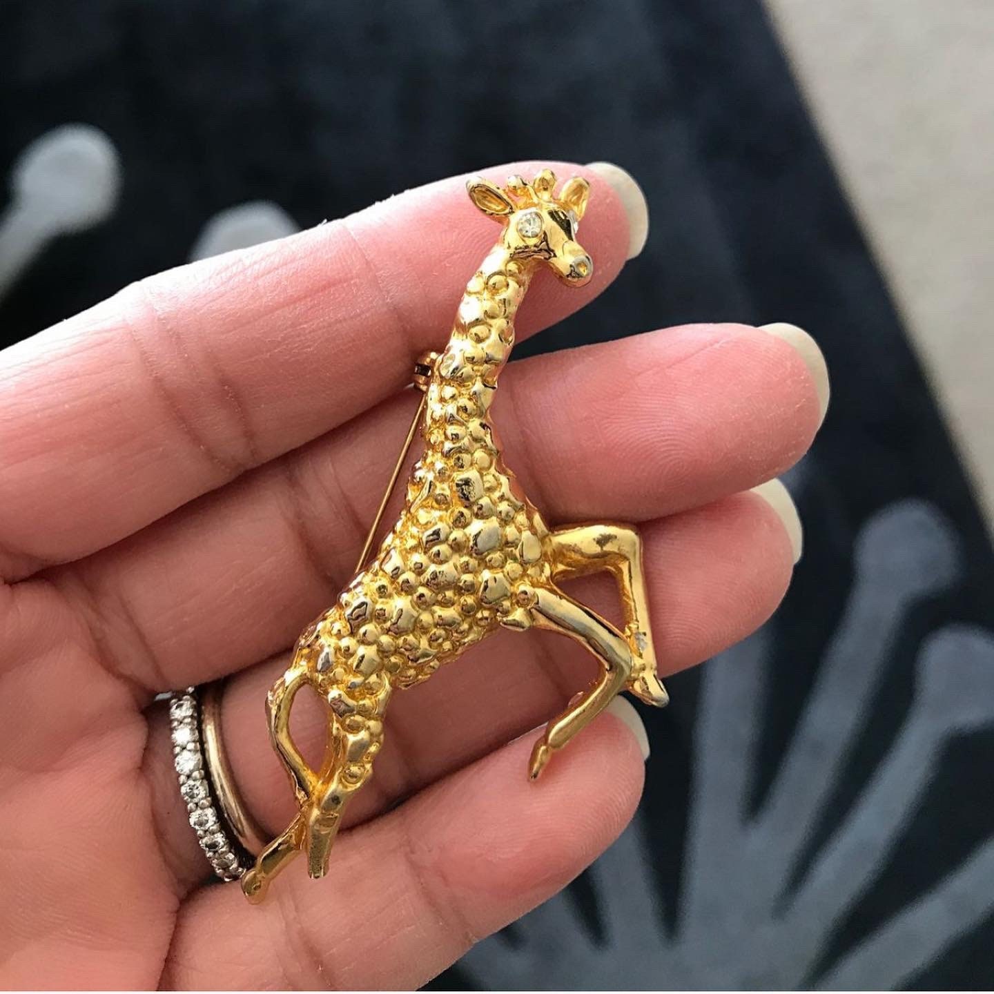 Spilla Giraffa Maculata Con Cristalli Trasparenti – Tonalità Oro – Elegante - Foto 3
