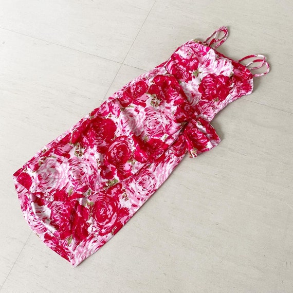 Gorgeous Rose Print 50s Wiggle Dress with Side Bus