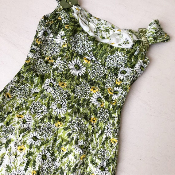 Stunning 1950s Daisy Print Wiggle Dress - image 2