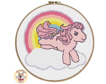 Könnte beinhalten: Ein rosa-weißes My Little Pony-Charakter mit einem Regenbogen und Wolken dahinter. Das Pony fliegt in der Luft.