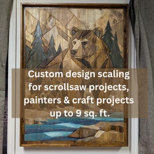 Puede incluir: Arte mural de madera con un oso, montañas y árboles en un diseño geométrico, enmarcado en madera oscura. El texto en la imagen dice: Custom design scaling for scrollsaw projects, painters & craft projects hasta 0,84 m².