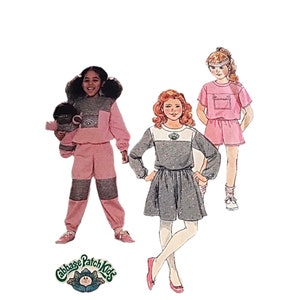 Puede incluir: Un patrón de costura para ropa de Cabbage Patch Kids. El patrón incluye tres atuendos diferentes: un chándal rosa con un bolsillo, un vestido gris y blanco con un volante y un conjunto de pantalones cortos rosa con un bolsillo.
