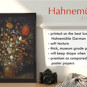 Peut inclure: Une impression encadr&eacute;e d'une nature morte repr&eacute;sentant un vase rempli de fleurs color&eacute;es. L'impression est imprim&eacute;e sur du papier Hahnem&uuml;hle German Etching, un papier de haute qualit&eacute; connu pour sa texture douce et sa durabilit&eacute;.