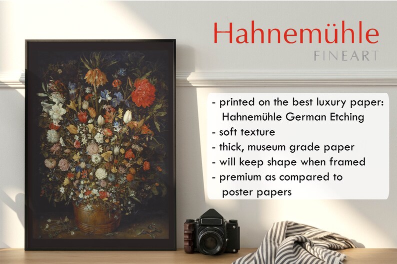 Peut inclure: Une impression encadr&eacute;e d'une nature morte repr&eacute;sentant un vase rempli de fleurs color&eacute;es. L'impression est imprim&eacute;e sur du papier Hahnem&uuml;hle German Etching, un papier de haute qualit&eacute; connu pour sa texture douce et sa durabilit&eacute;.