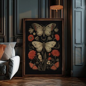 K&ouml;nnte beinhalten: Ein gerahmter Druck einer botanischen Illustration mit zwei Schmetterlingen und roten Blumen auf schwarzem Hintergrund.