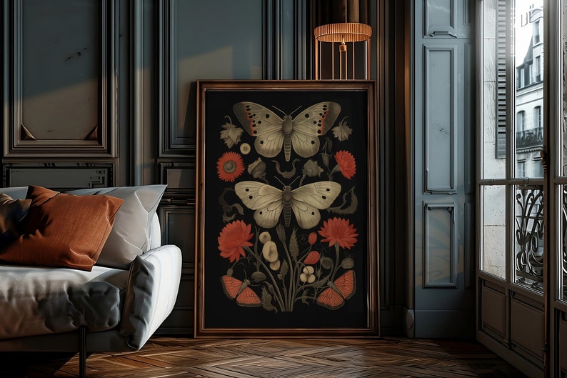 K&ouml;nnte beinhalten: Ein gerahmter Druck einer botanischen Illustration mit zwei Schmetterlingen und roten Blumen auf schwarzem Hintergrund.