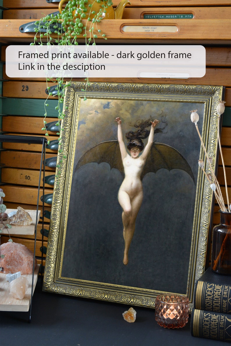 Op de afbeelding: Een ingelijste print van een vrouw met vleugels, die vliegt tegen een donkere bewolkte lucht. De lijst is donker goud met sierlijke details. De tekst "Framed print available - dark golden frame Link in the description" is zichtbaar bovenaan de afbeelding.