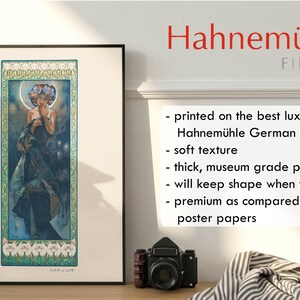 Puede incluir: Una impresi&oacute;n enmarcada de una mujer con un vestido azul con una luna y estrellas en el fondo. La impresi&oacute;n est&aacute; en papel Hahnem&uuml;hle German Etching, un papel de alta calidad conocido por su textura suave y durabilidad.