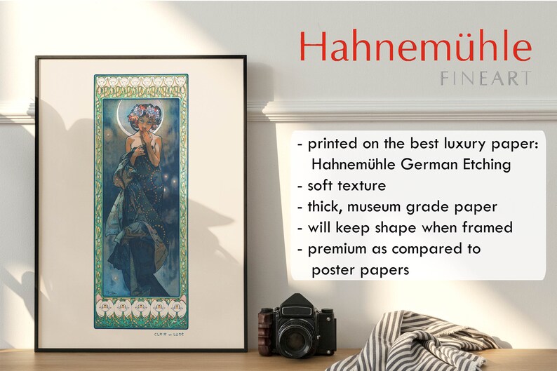 Puede incluir: Una impresi&oacute;n enmarcada de una mujer con un vestido azul con una luna y estrellas en el fondo. La impresi&oacute;n est&aacute; en papel Hahnem&uuml;hle German Etching, un papel de alta calidad conocido por su textura suave y durabilidad.