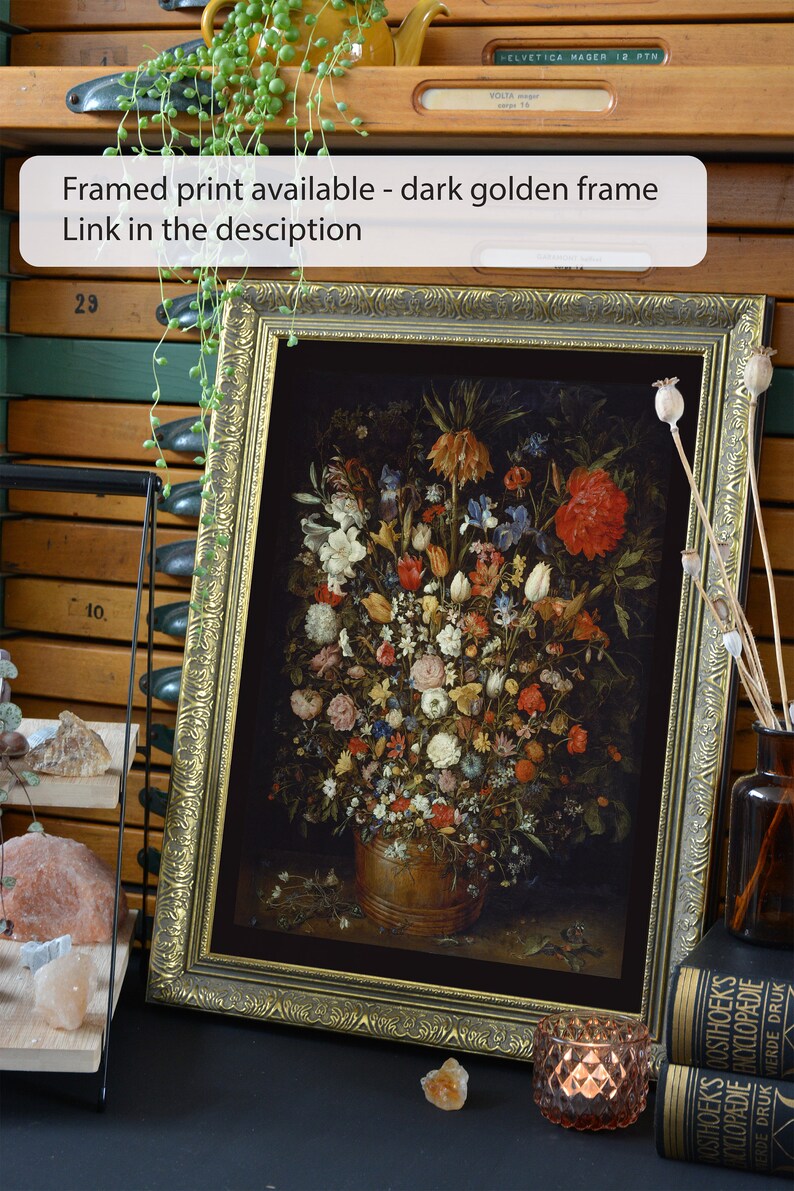 Peut inclure: Une impression encadr&eacute;e d'une nature morte repr&eacute;sentant un vase rempli de fleurs color&eacute;es. Le cadre est de couleur or fonc&eacute; avec des d&eacute;tails orn&eacute;s. L'impression est disponible &agrave; l'achat avec un lien dans la description.