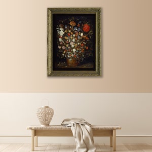 Peut inclure: Une peinture &agrave; l'huile encadr&eacute;e repr&eacute;sentant une nature morte avec un vase rempli de fleurs color&eacute;es. Les fleurs sont dispos&eacute;es de mani&egrave;re sym&eacute;trique et comprennent des roses, des tulipes et des lys. Le vase est un simple pot en terre cuite brun. La peinture est sur un fond sombre.