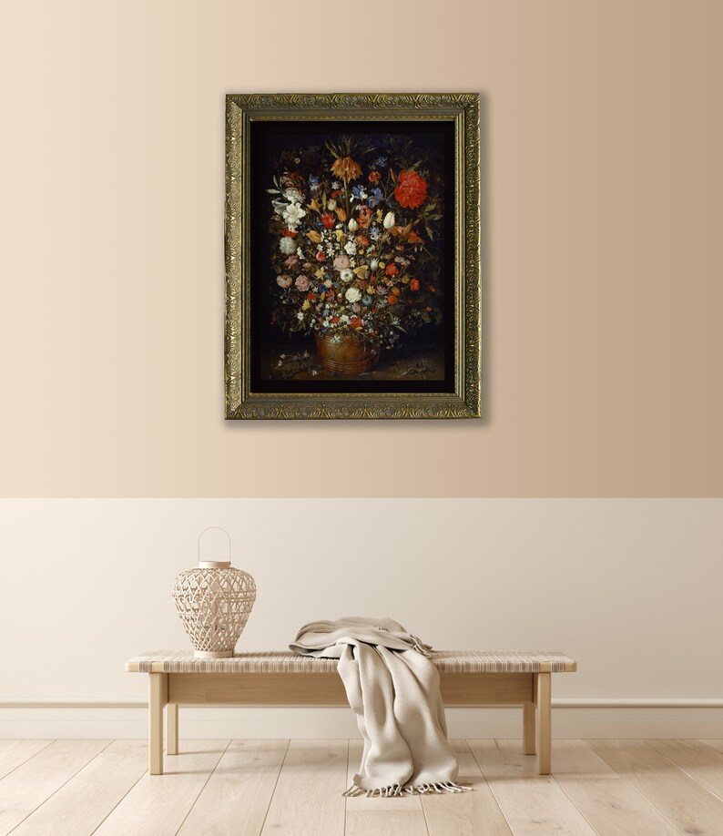 Peut inclure: Une peinture &agrave; l'huile encadr&eacute;e repr&eacute;sentant une nature morte avec un vase rempli de fleurs color&eacute;es. Les fleurs sont dispos&eacute;es de mani&egrave;re sym&eacute;trique et comprennent des roses, des tulipes et des lys. Le vase est un simple pot en terre cuite brun. La peinture est sur un fond sombre.