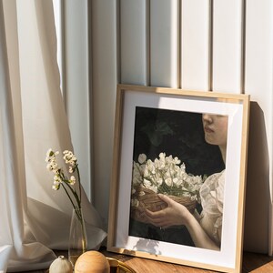 Impresión de niña con flores, retrato de mujer, impresión cottagecore oscura, retrato de ensueño, póster de arte alternativo, impresión romántica de flor de guisante de olor imagen 4