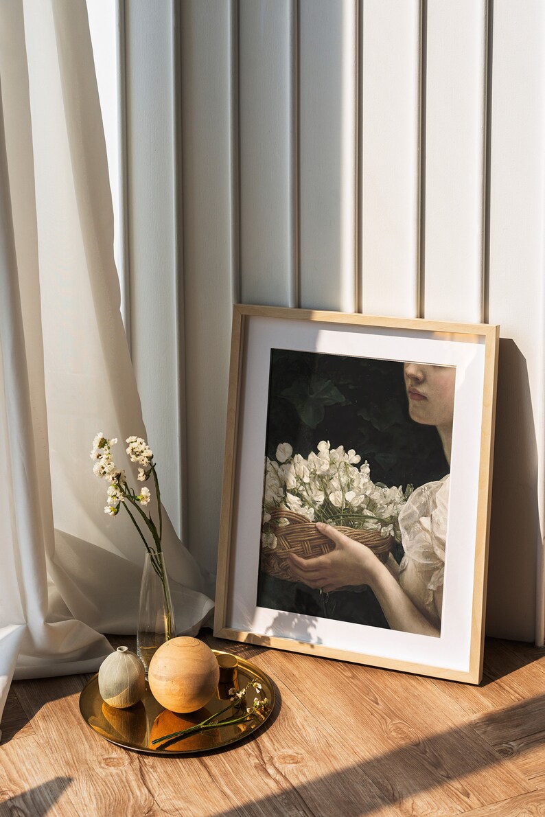 Impresión de niña con flores, retrato de mujer, impresión cottagecore oscura, retrato de ensueño, póster de arte alternativo, impresión romántica de flor de guisante de olor imagen 4