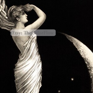 Puede incluir: Una ilustraci&oacute;n en blanco y negro de una mujer envuelta en un vestido fluido, mirando hacia arriba a una luna creciente con estrellas en el cielo nocturno.