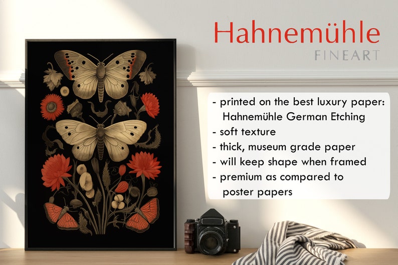 K&ouml;nnte beinhalten: Ein Schwarzwei&szlig;druck einer botanischen Illustration mit Schmetterlingen und Blumen. Der Druck ist in einem schwarzen Rahmen gerahmt und tr&auml;gt den Text "Hahnem&uuml;hle FINEART" in der unteren rechten Ecke. Der Text unter dem Bild lautet "gedruckt auf dem besten Luxuspapier: Hahnem&uuml;hle German Etching weiche Textur dickes, museumsgerechtes Papier beh&auml;lt die Form im gerahmten Zustand bei Premium im Vergleich zu Plakatpapieren".