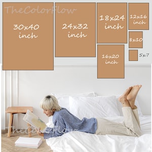 Peut inclure: Une femme est allong&eacute;e sur un lit en train de lire un livre. L'image montre diff&eacute;rentes tailles de cadres en pouces, notamment 30x40, 24x32, 18x24, 16x20, 12x16, 8x10 et 5x7.