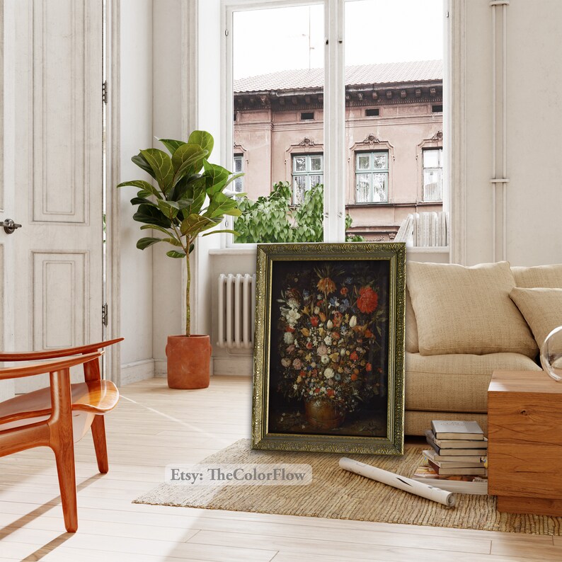 Peut inclure: Une peinture &agrave; l'huile encadr&eacute;e repr&eacute;sentant une nature morte avec un vase rempli de fleurs color&eacute;es. La peinture est sur un fond neutre et est encadr&eacute;e dans un cadre dor&eacute;.
