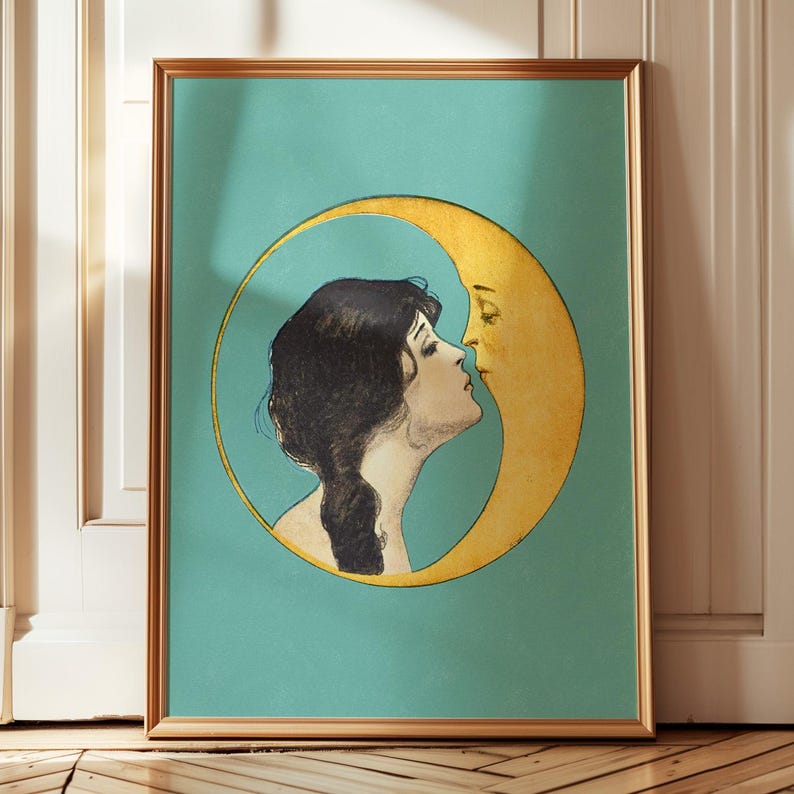 Puede incluir: Una ilustraci&oacute;n vintage de una mujer besando una luna creciente. La mujer tiene el pelo largo y oscuro y lleva un vestido blanco. La luna es amarilla y tiene una cara humana. El fondo es azul turquesa.