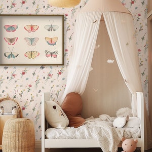 K&ouml;nnte beinhalten: Ein wei&szlig;es Himmelbett mit einem rosafarbenen Baldachin und einer wei&szlig;en und braunen gemusterten Decke. Das Bett ist mit einem Stofftier und einem Kissen dekoriert. Die Wand hinter dem Bett ist mit einer floralen Tapete mit Schmetterlingen bedeckt.
