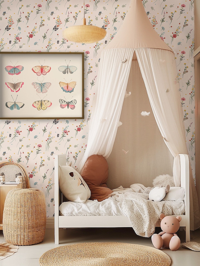 K&ouml;nnte beinhalten: Ein wei&szlig;es Himmelbett mit einem rosafarbenen Baldachin und einer wei&szlig;en und braunen gemusterten Decke. Das Bett ist mit einem Stofftier und einem Kissen dekoriert. Die Wand hinter dem Bett ist mit einer floralen Tapete mit Schmetterlingen bedeckt.