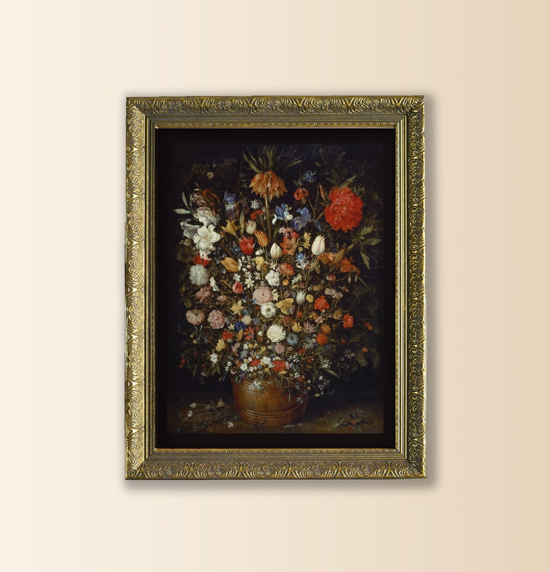 Peut inclure: Une peinture &agrave; l'huile encadr&eacute;e repr&eacute;sentant une nature morte avec un vase rempli de fleurs color&eacute;es. Les fleurs sont dispos&eacute;es de mani&egrave;re sym&eacute;trique et comprennent des roses, des tulipes et des lys. Le vase est de couleur brun fonc&eacute; et est plac&eacute; sur un fond sombre.